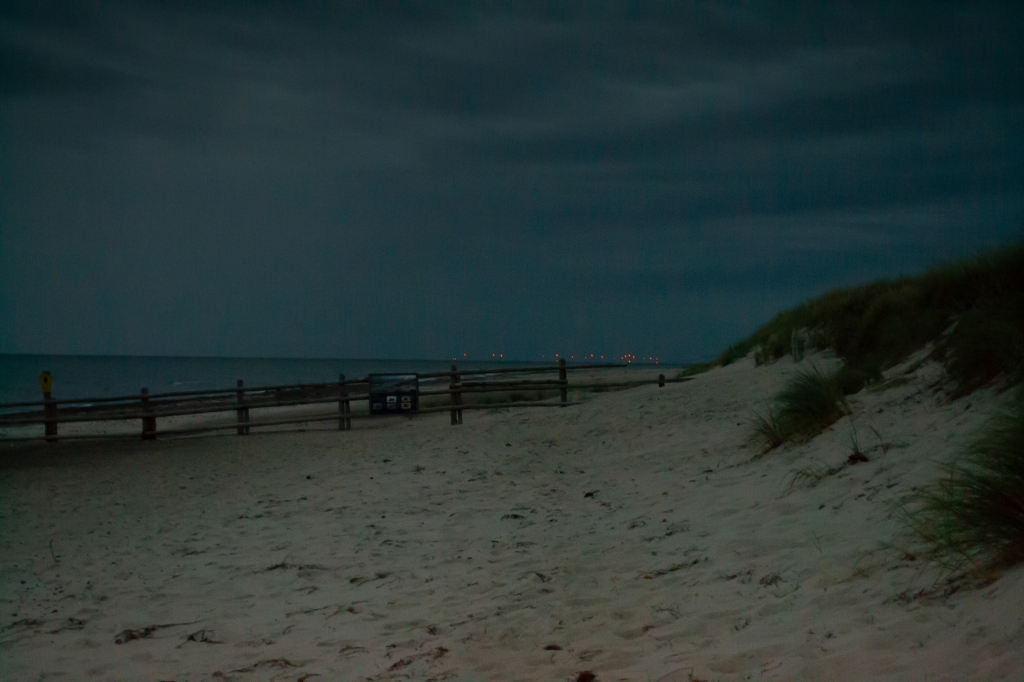Komfortzone verlassen: im Dunkeln am einsamen Strand